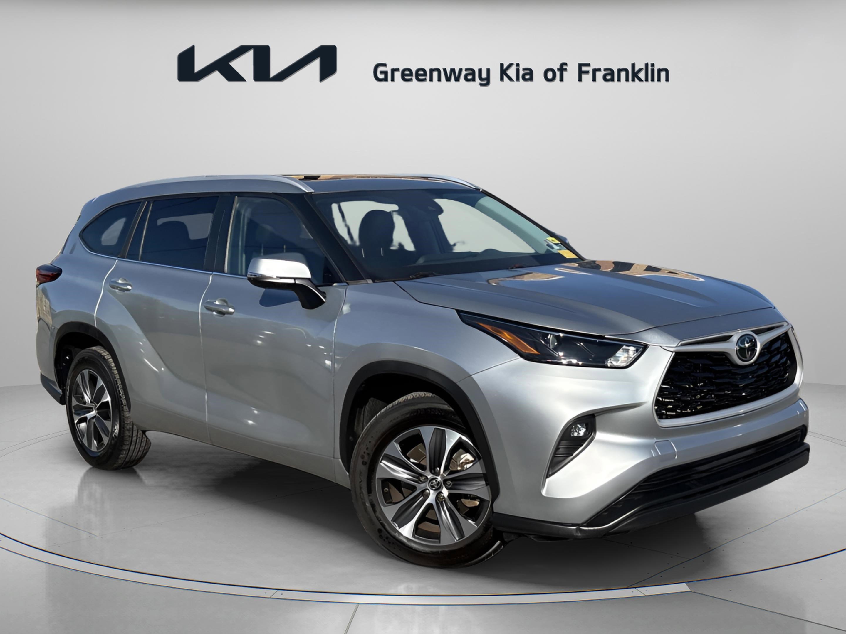 Used 2023 Toyota Highlander XLE image 1