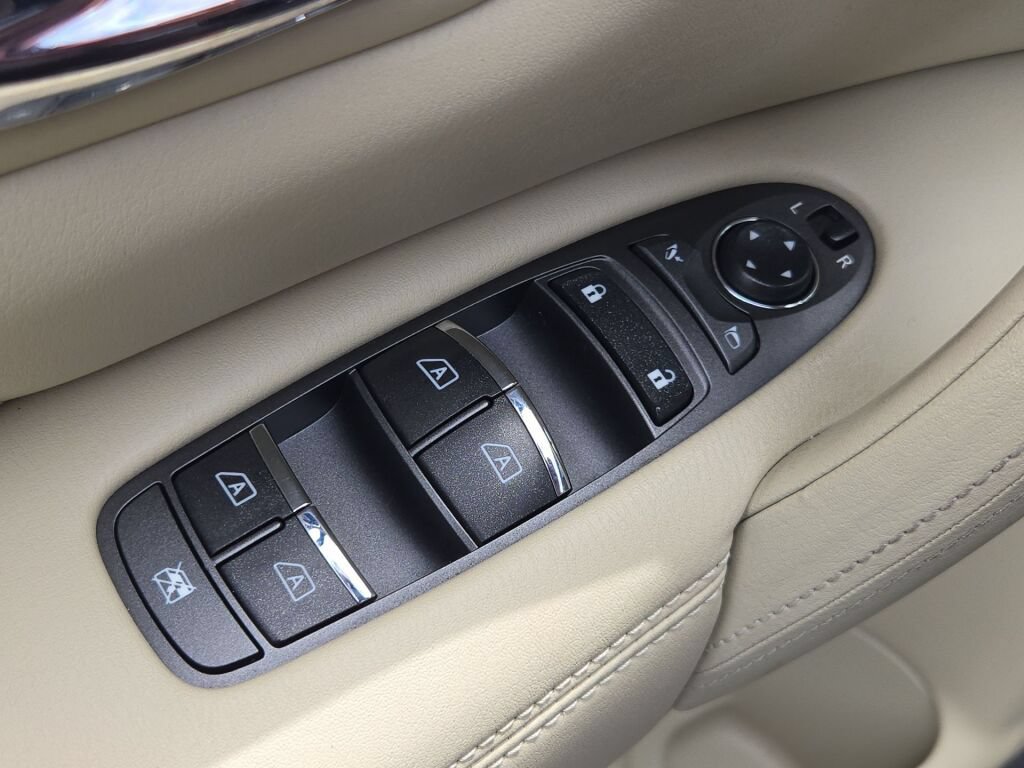 Used 2015 INFINITI QX80 4WD w/ Deluxe Technology Package image 28