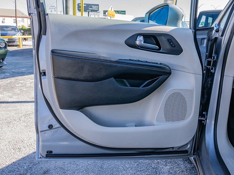 Used 2020 Chrysler Pacifica Limited image 10