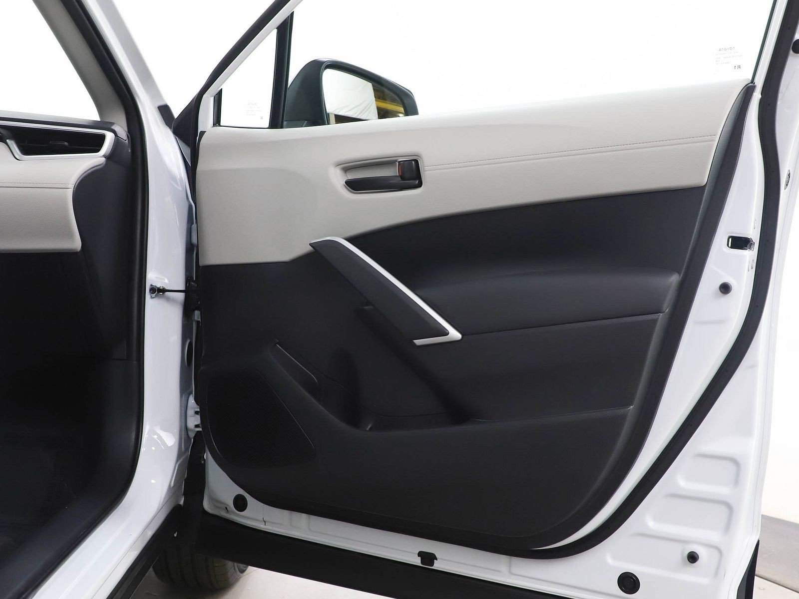 Used 2026 Toyota Corolla Cross L image 9