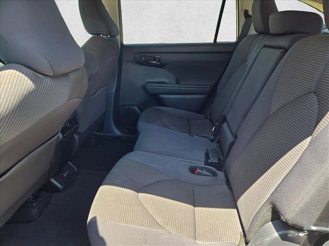 Used 2024 Toyota Highlander LE AWD/4WD image 17