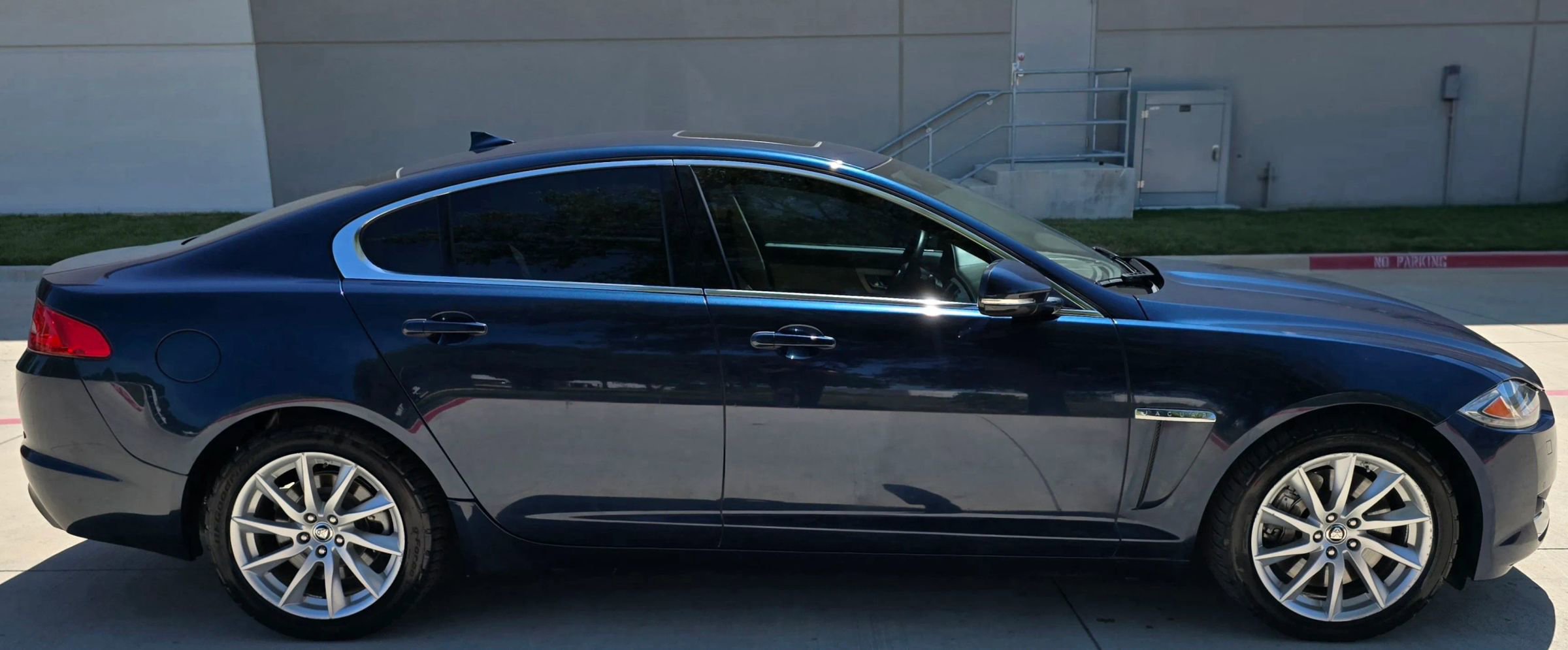 Used 2013 Jaguar XF RWD image 9