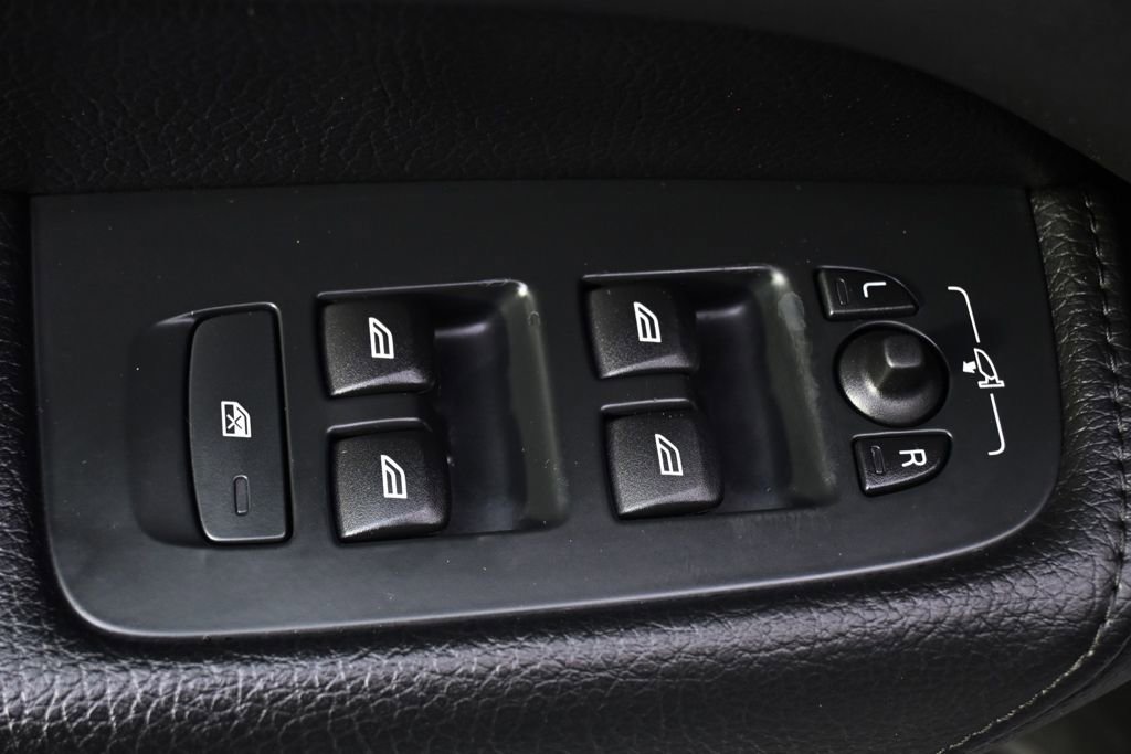 Used 2018 Volvo XC60 T6 Momentum w/ Vision Package image 19