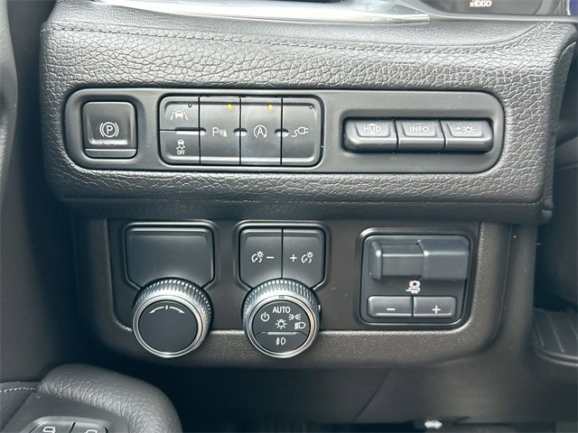 Used 2021 GMC Yukon XL Denali w/ Denali Premium Package image 17