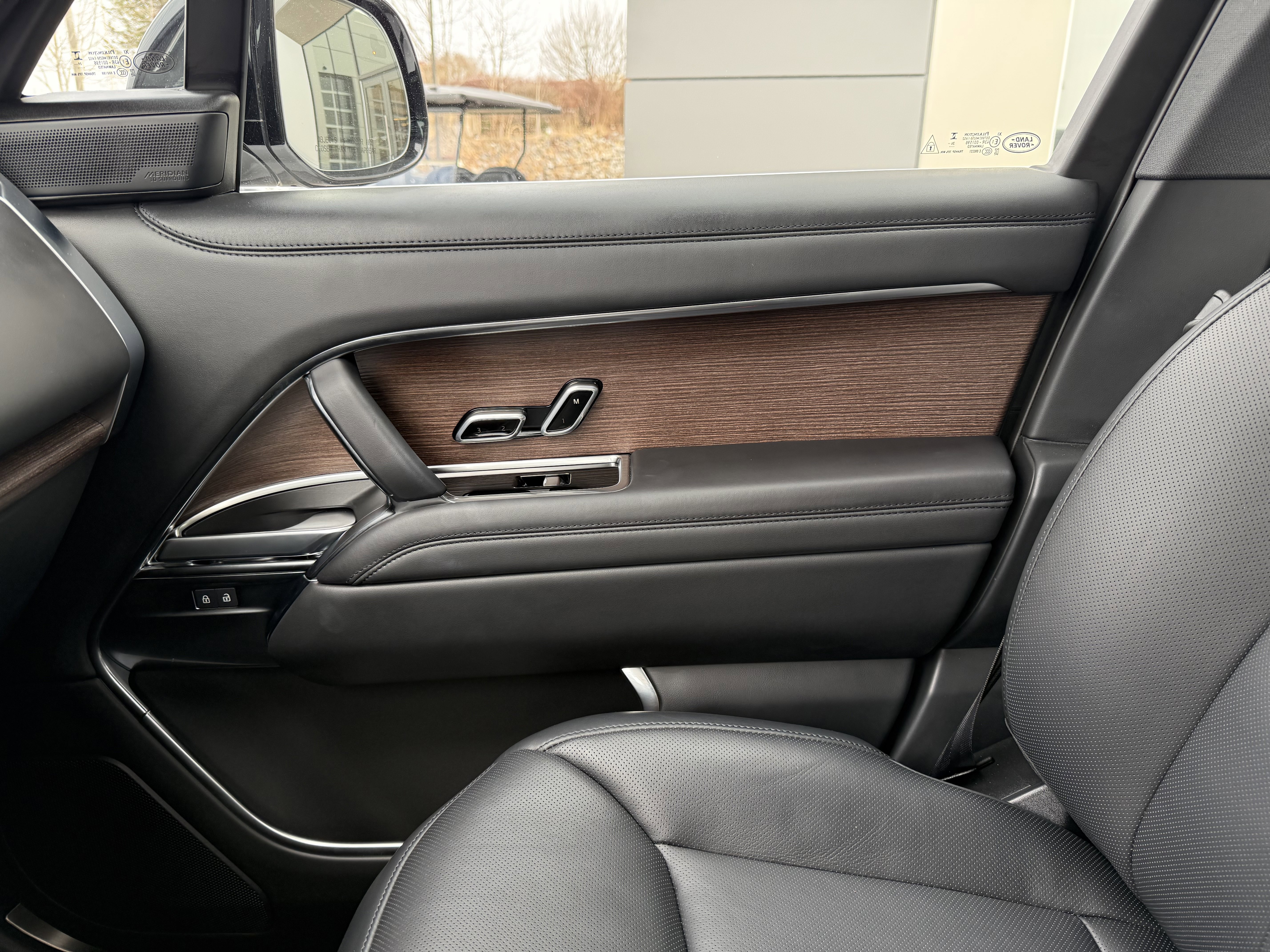 Certified 2025 Land Rover Range Rover SE image 24