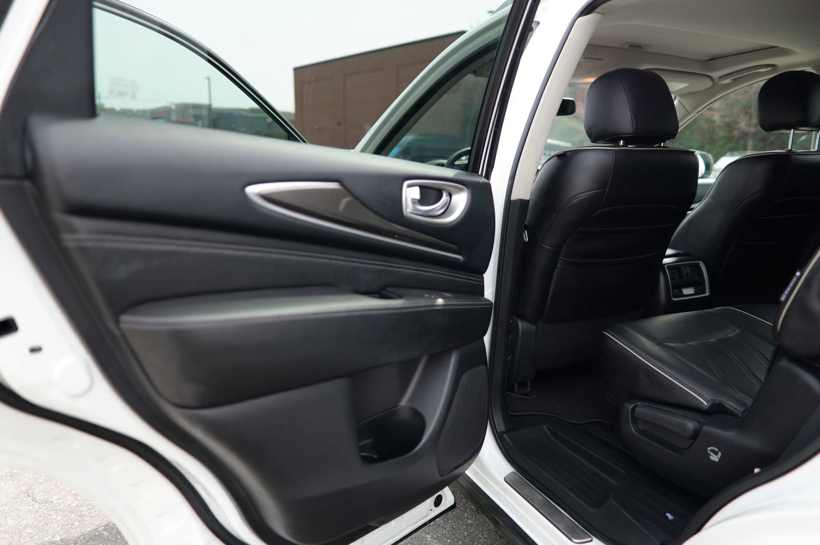 Used 2019 INFINITI QX60 Luxe w/ Essential Package image 28