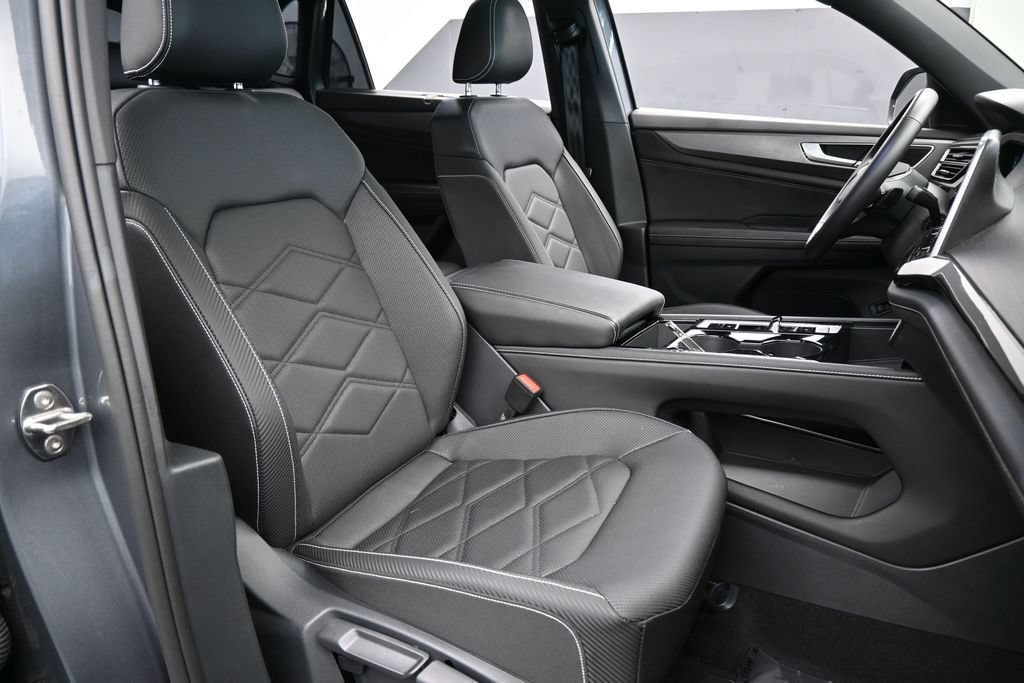 Used 2025 Volkswagen Atlas Cross Sport SE w/ Panoramic Sunroof Package FWD image 51