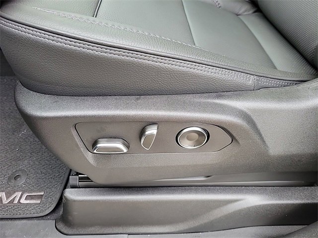 New 2024 GMC Yukon Denali w/ Advanced Technology Package image 23