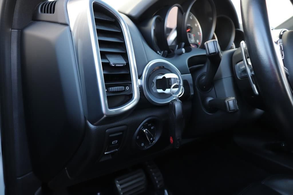 Used 2018 Porsche Cayenne S image 38