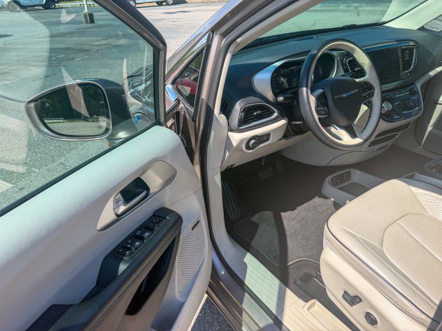 Used 2018 Chrysler Pacifica Limited w/ Advanced Safetytec Group FWD image 13