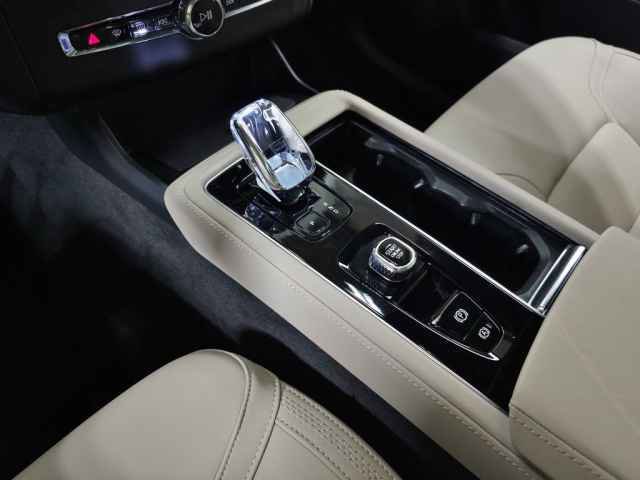 Used 2025 Volvo XC90 B5 Plus image 33