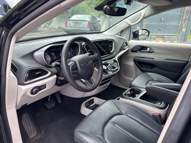 Used 2024 Chrysler Pacifica Touring-L image 15