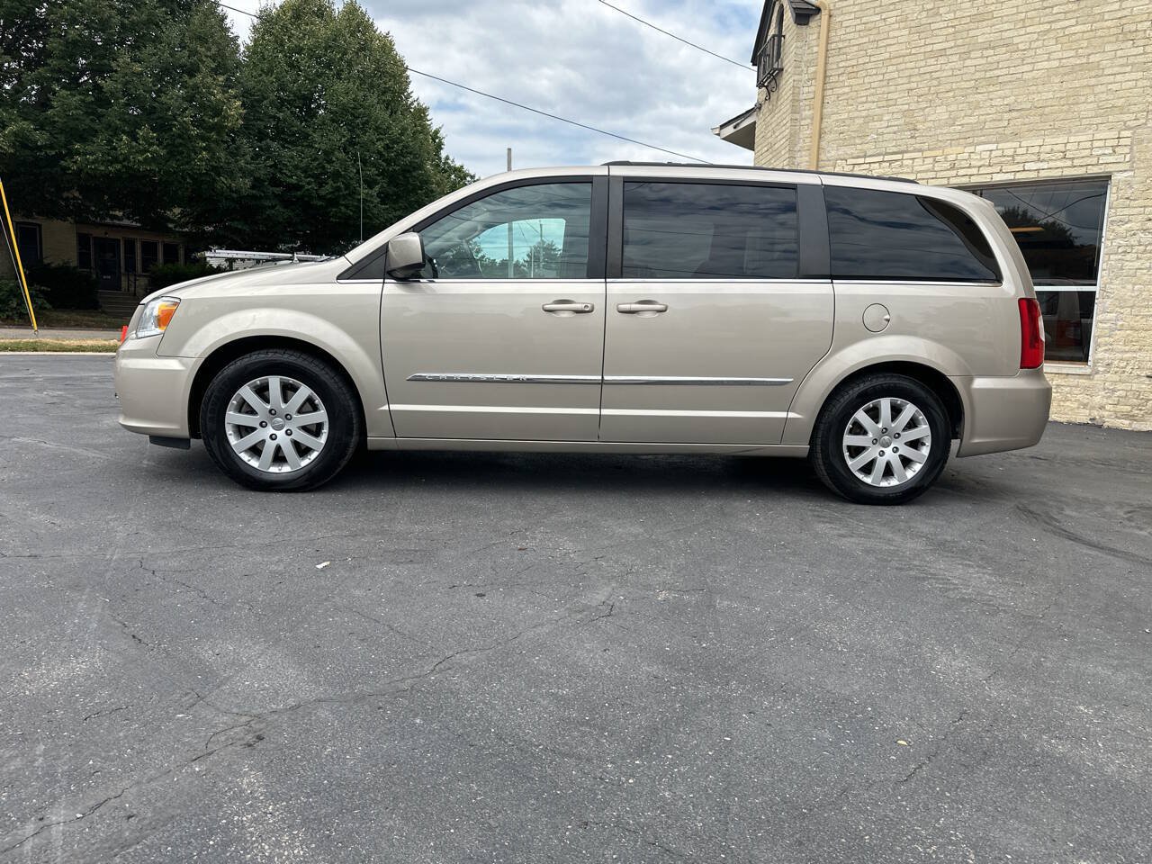 Used 2016 Chrysler Town & Country Touring FWD image 2