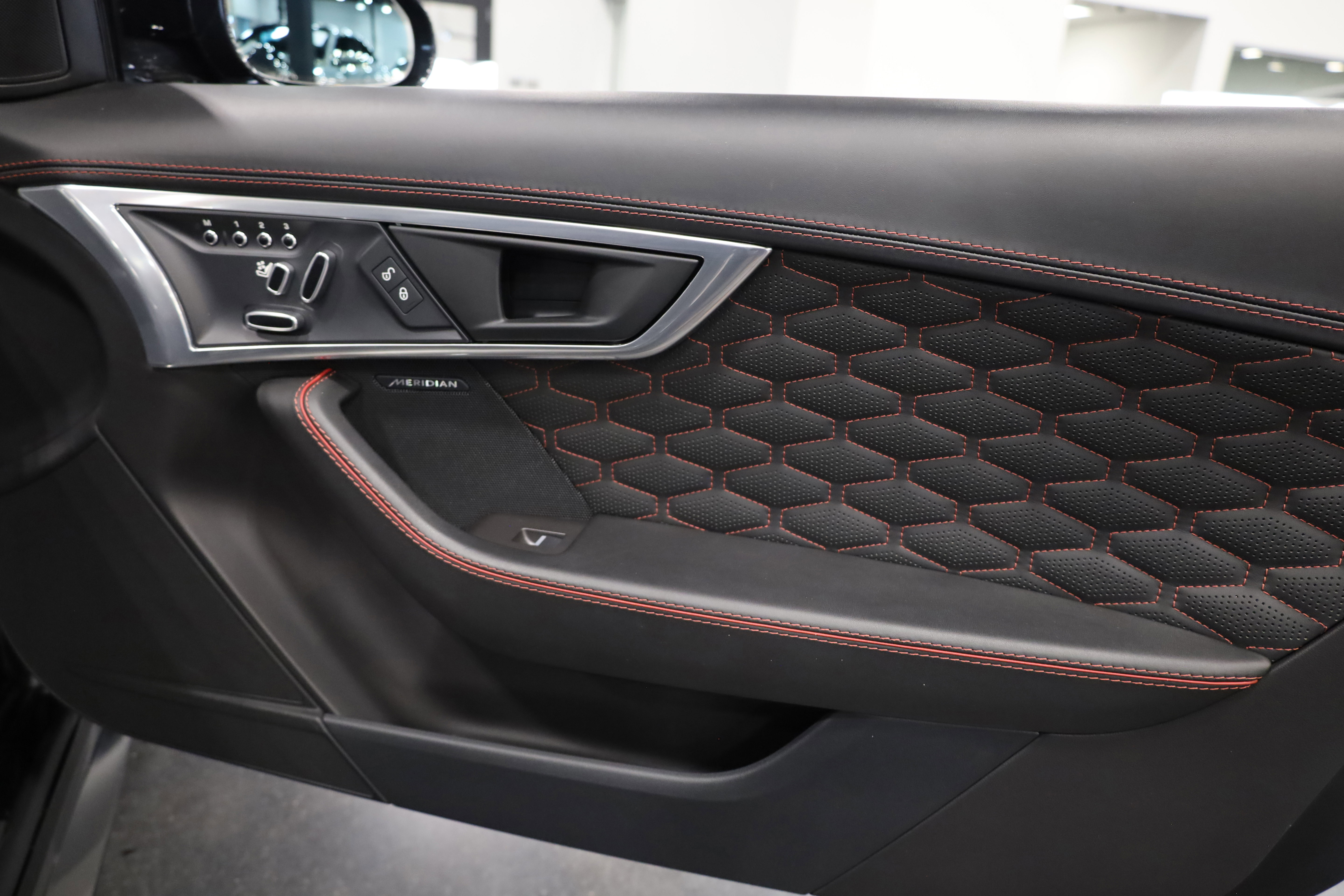 Used 2020 Jaguar F-TYPE SVR image 34