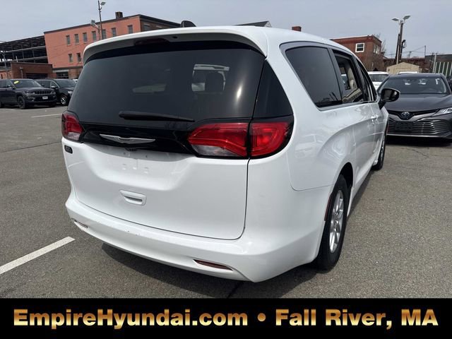 Used 2022 Chrysler Voyager LX image 7