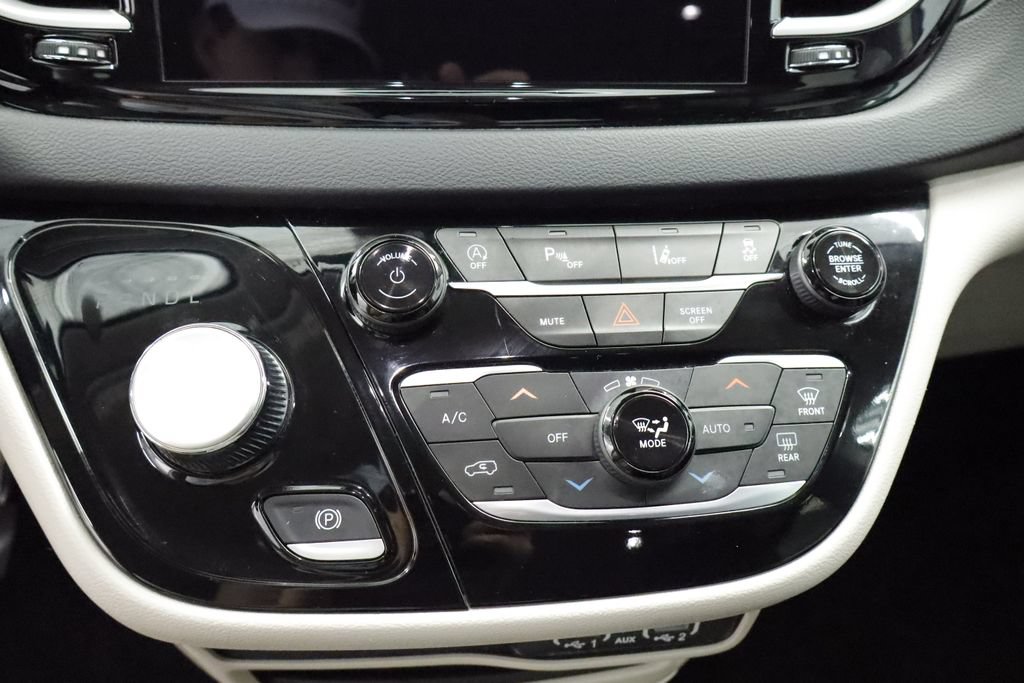 Certified 2023 Chrysler Pacifica Touring-L FWD image 32