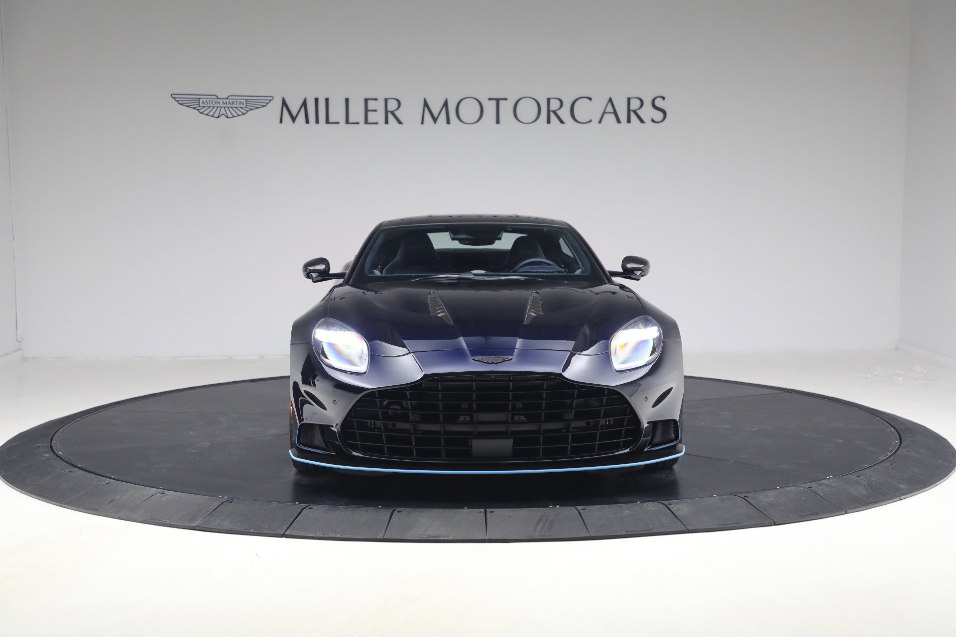Used 2025 Aston Martin Vanquish image 12