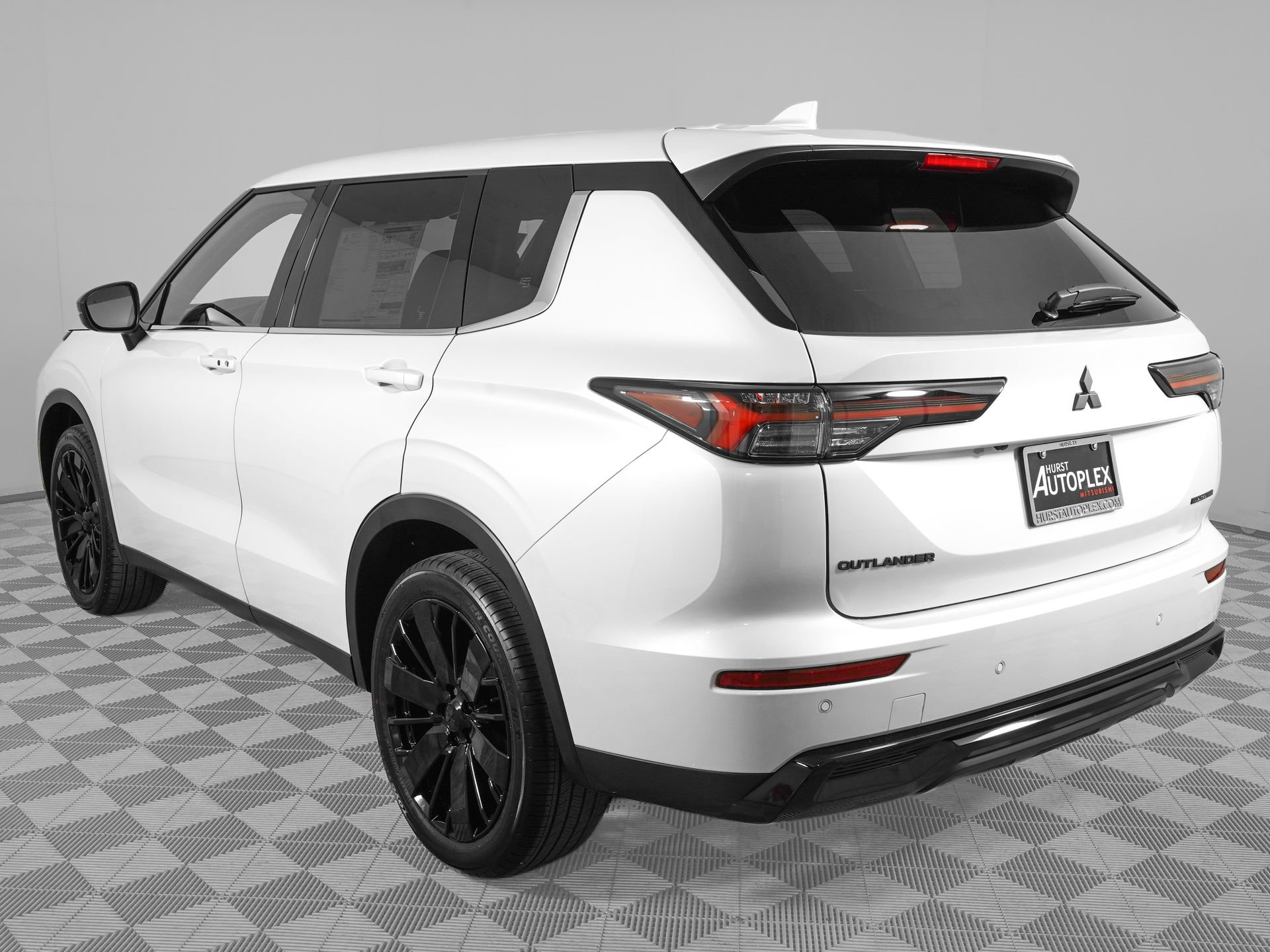New 2026 Mitsubishi Outlander LE FWD image 8