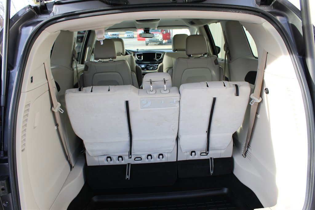 Used 2017 Chrysler Pacifica Touring-L FWD image 15