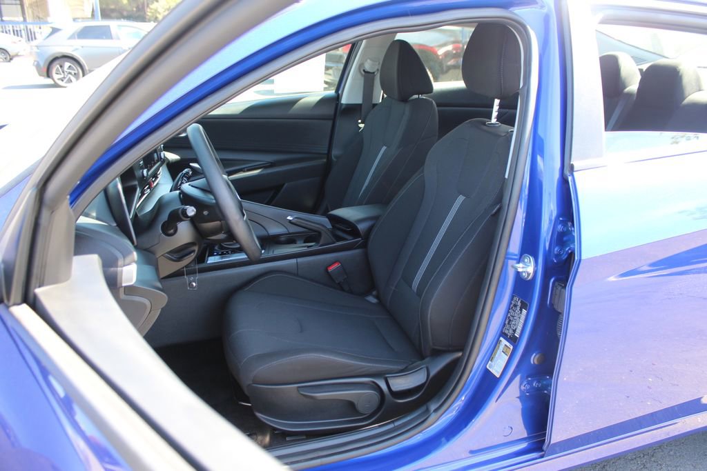 Used 2025 Hyundai Elantra SE image 12