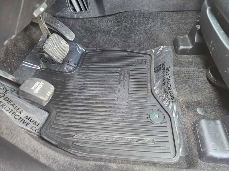 Used 2016 Ford Explorer Limited w/ Class II Trailer Tow Package image 13