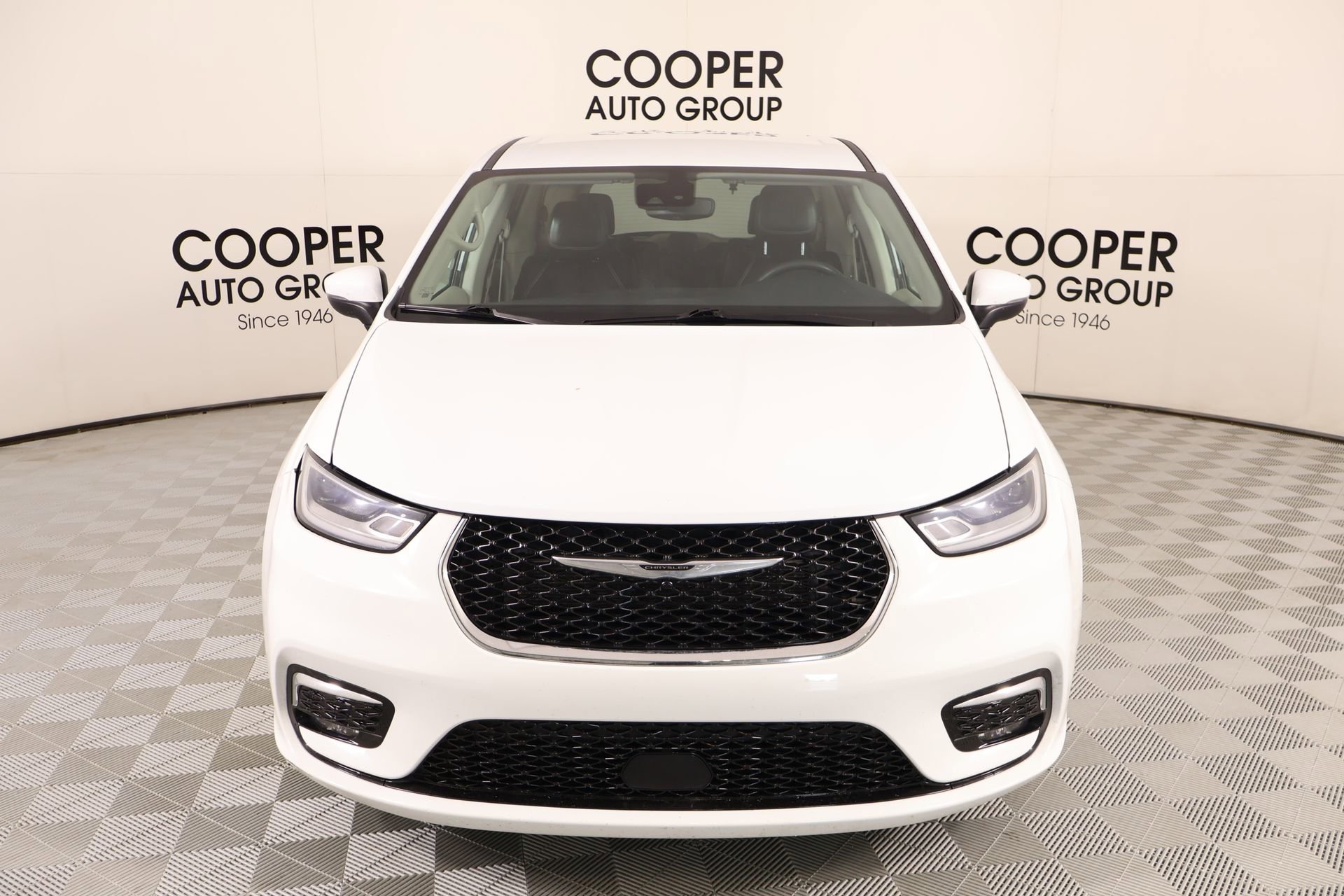 Used 2023 Chrysler Pacifica Touring-L FWD image 9