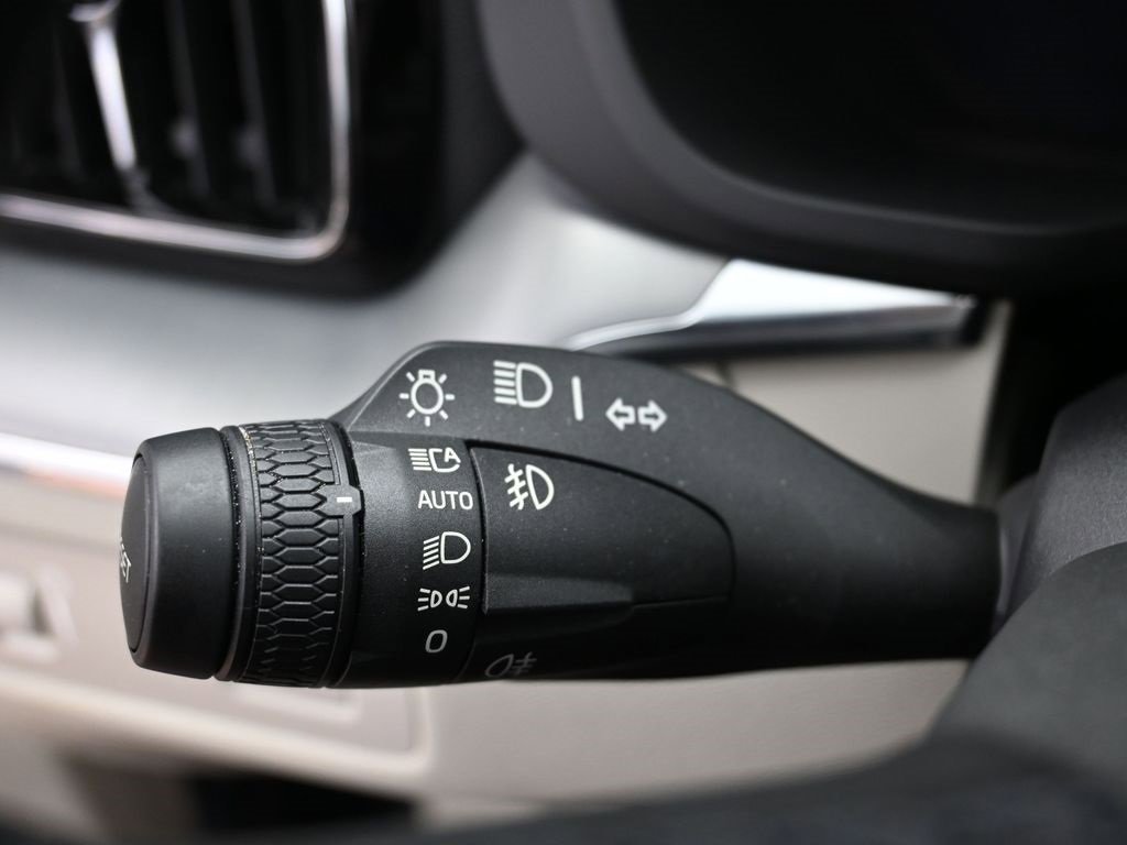 Used 2022 Volvo XC60 B5 Momentum image 22