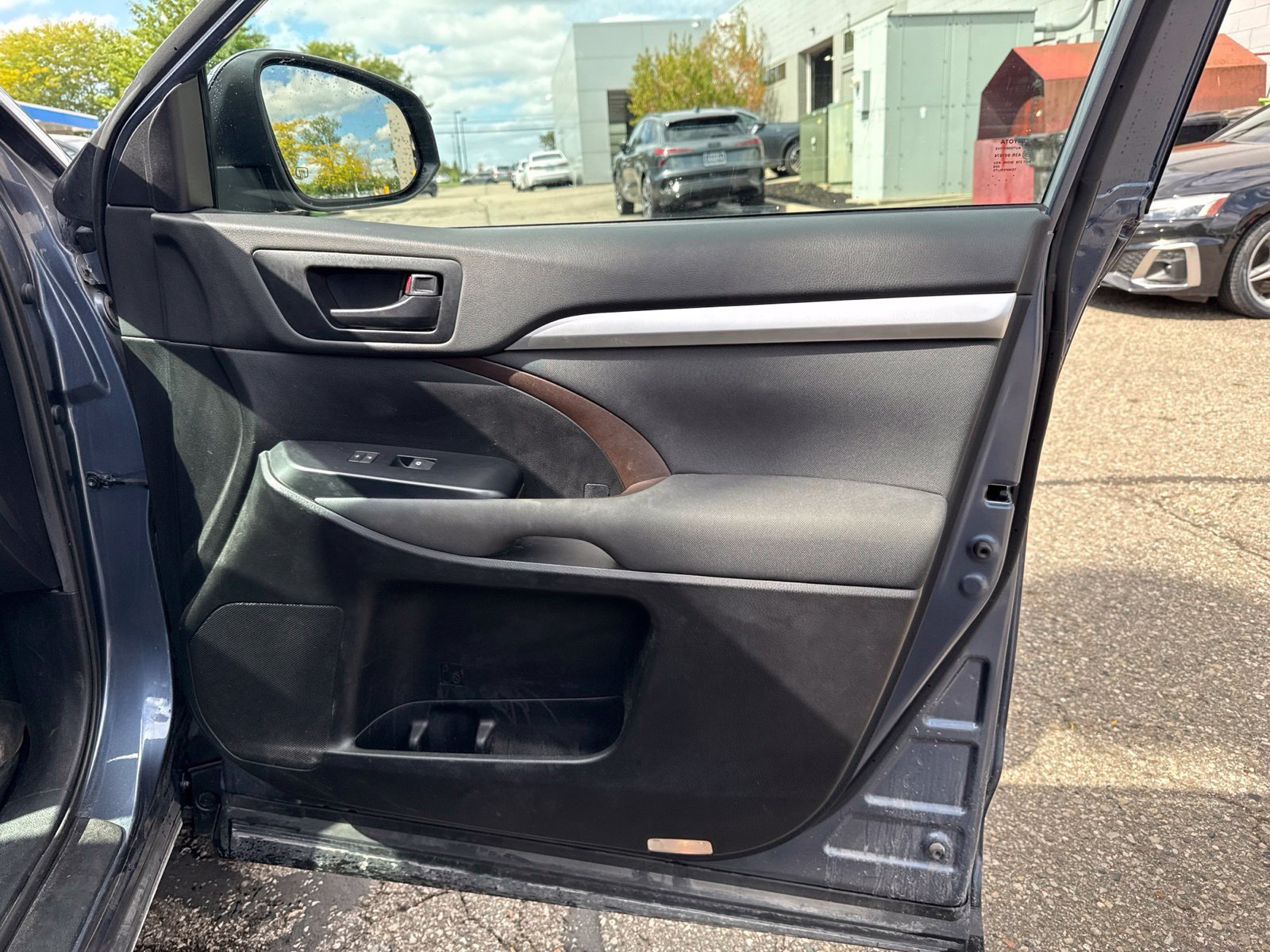Used 2019 Toyota Highlander LE AWD/4WD image 20