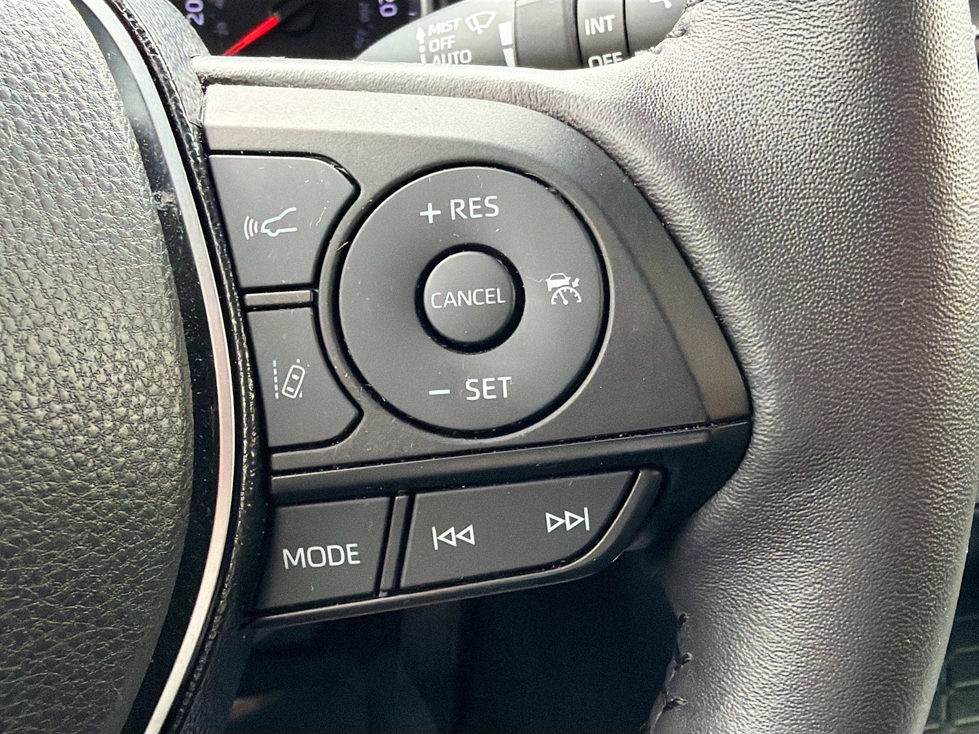 Used 2021 Toyota RAV4 XLE Premium image 38