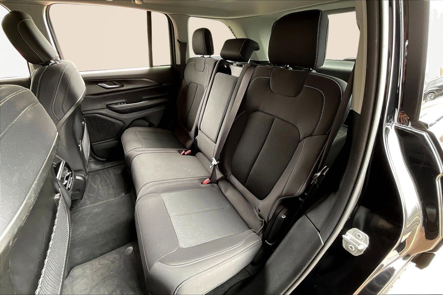Used 2023 Jeep Grand Cherokee Laredo image 21