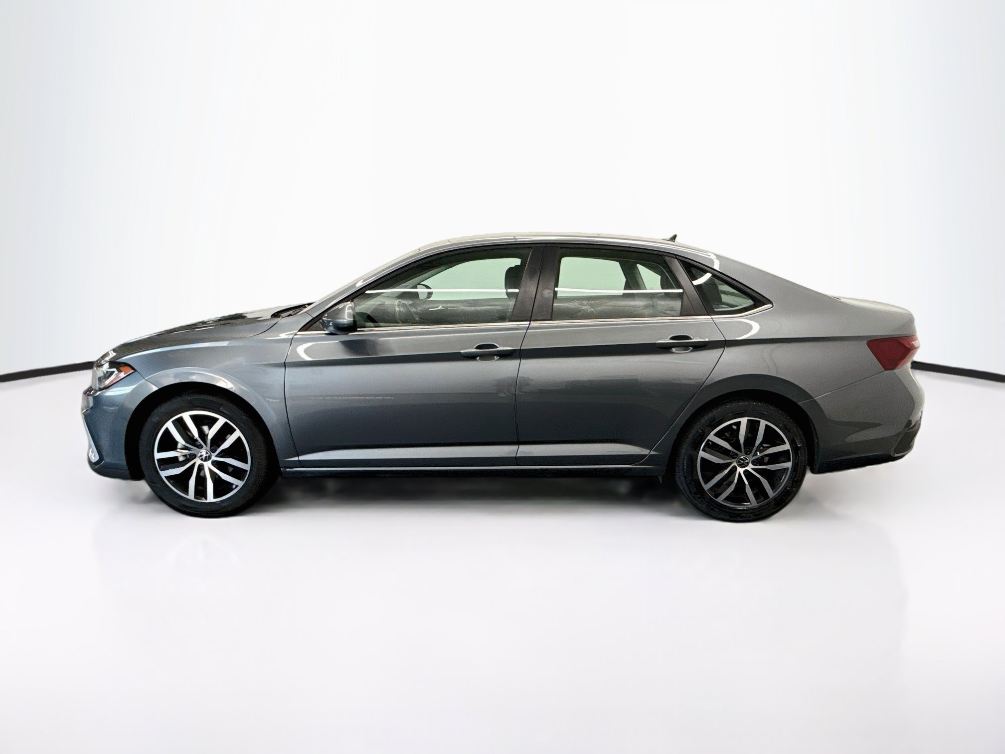 Used 2025 Volkswagen Jetta SE FWD image 4