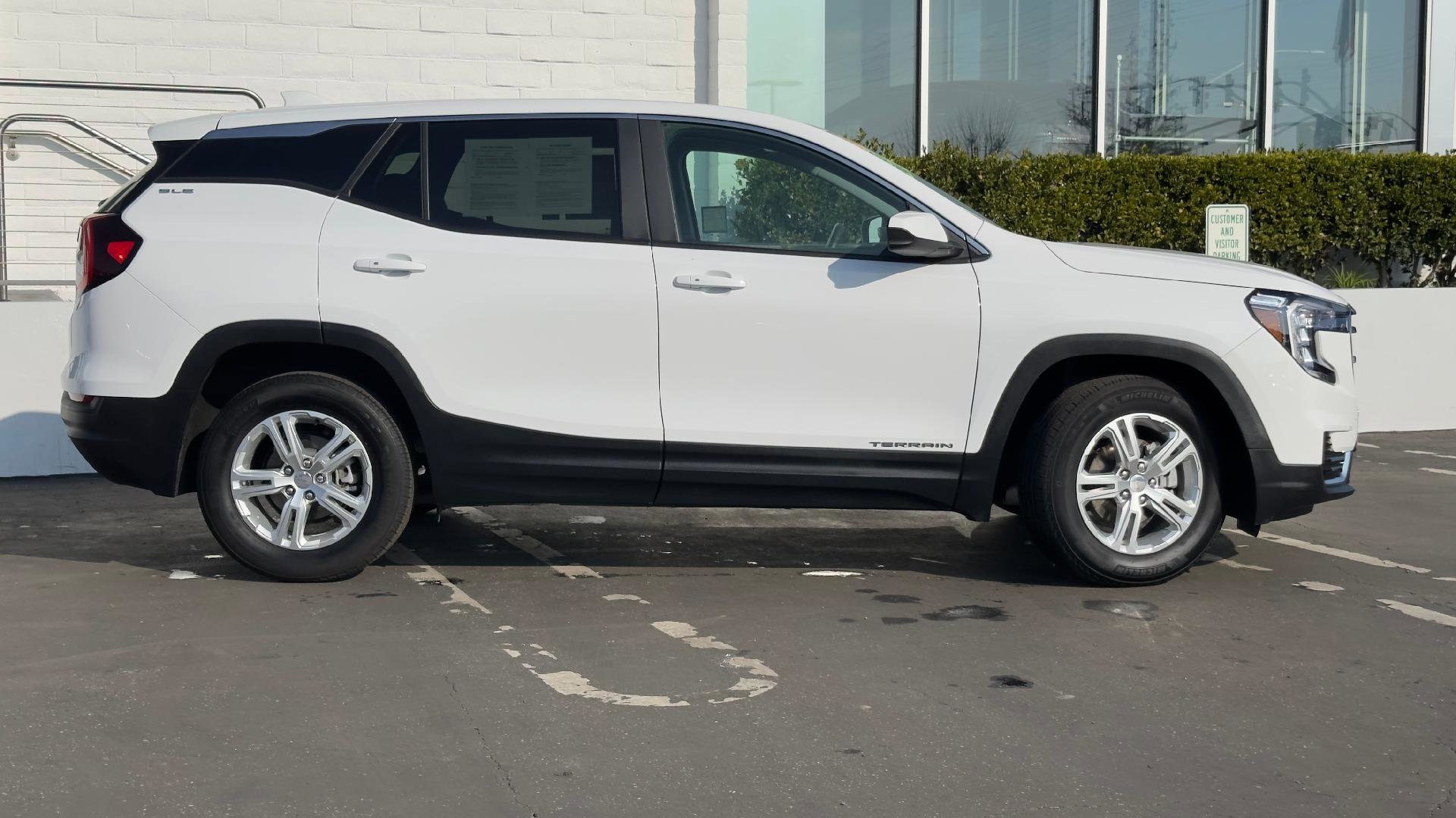 Used 2024 GMC Terrain SLE image 4