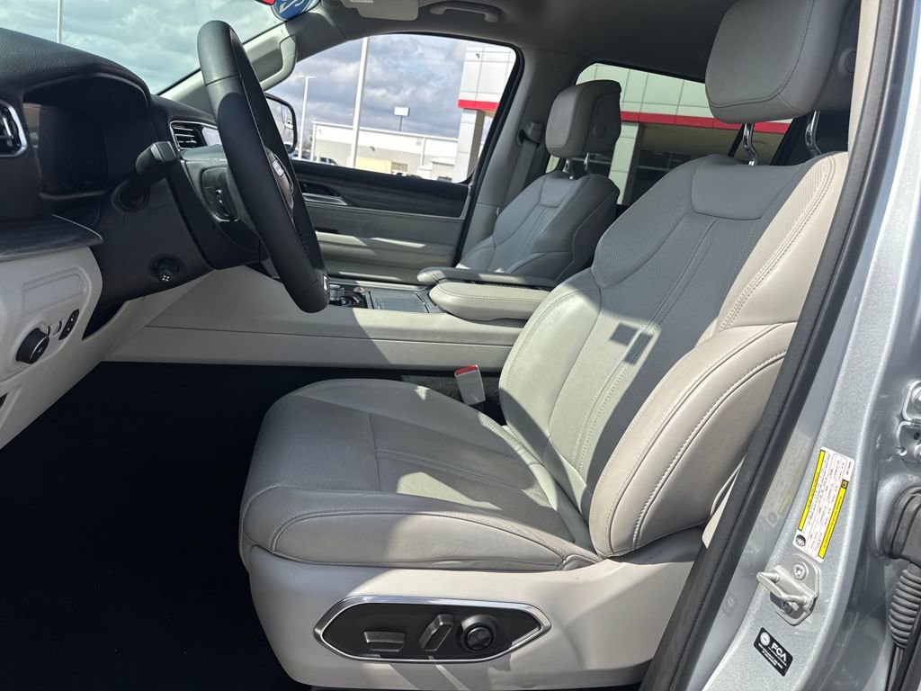 Used 2024 Jeep Wagoneer Series II w/ Flexible Seating Group image 19