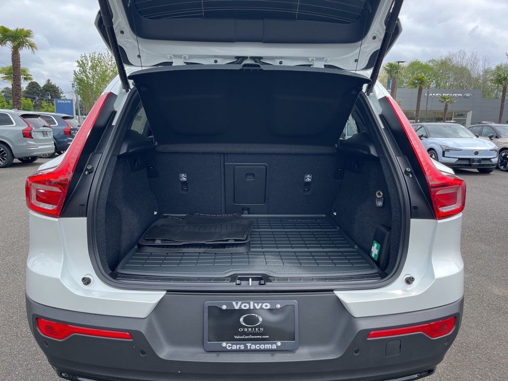 New 2026 Volvo XC40 B5 Plus w/ Protection Package Premier AWD/4WD image 16