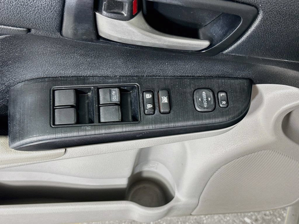 Used 2013 Toyota Camry LE FWD image 16