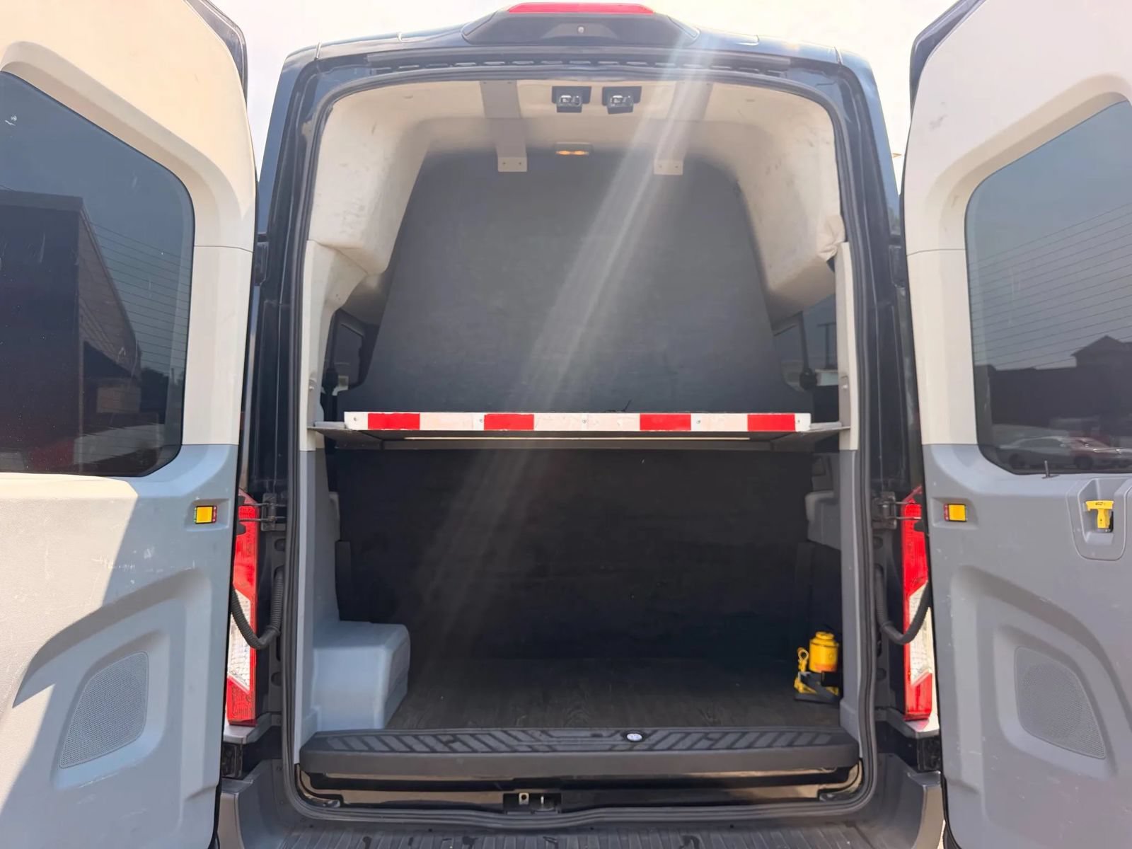Used 2018 Ford Transit 350 XLT RWD image 7