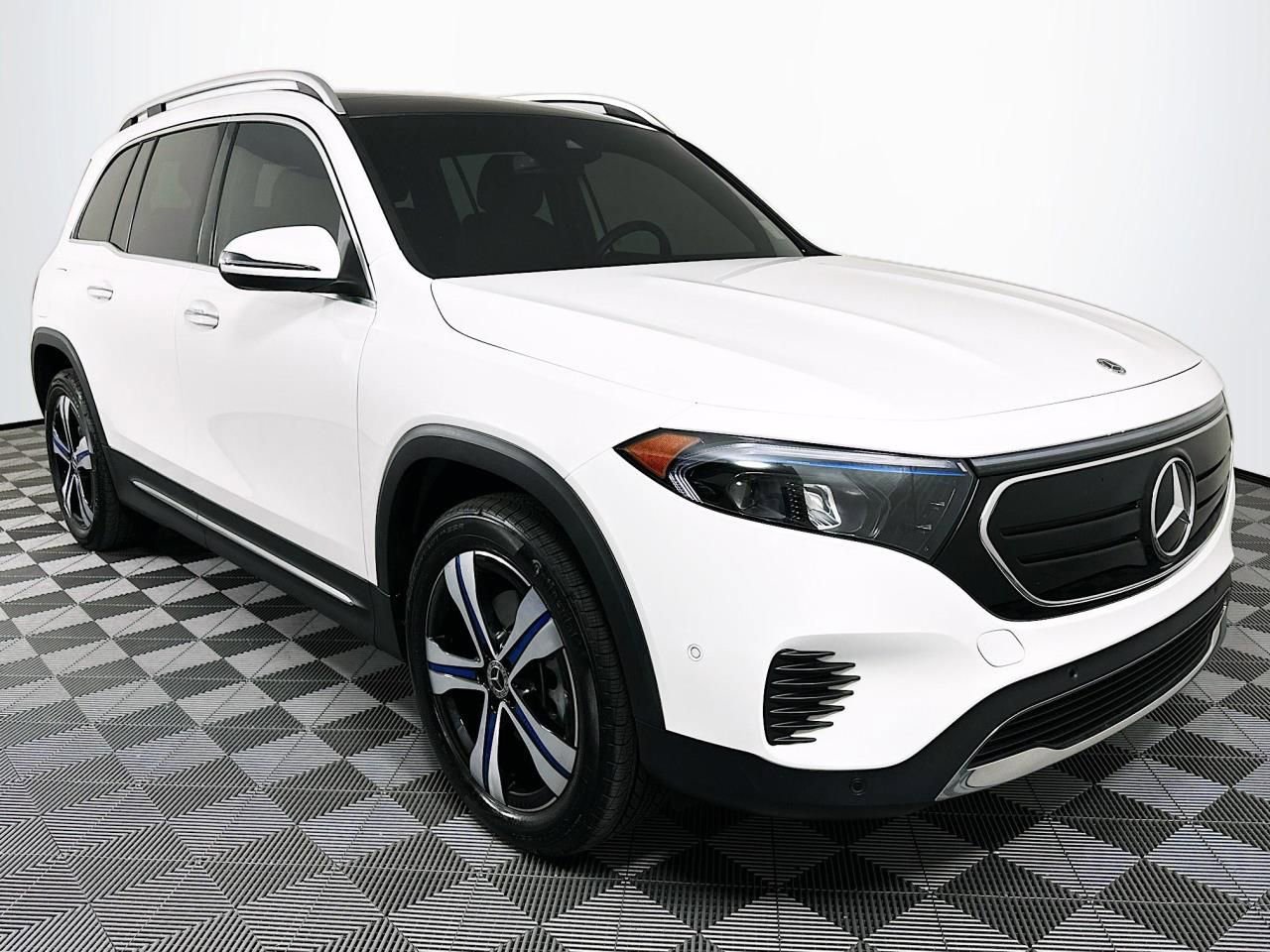 Used 2023 Mercedes-Benz EQB 350 4MATIC SUV w/ Exclusive Package image 30
