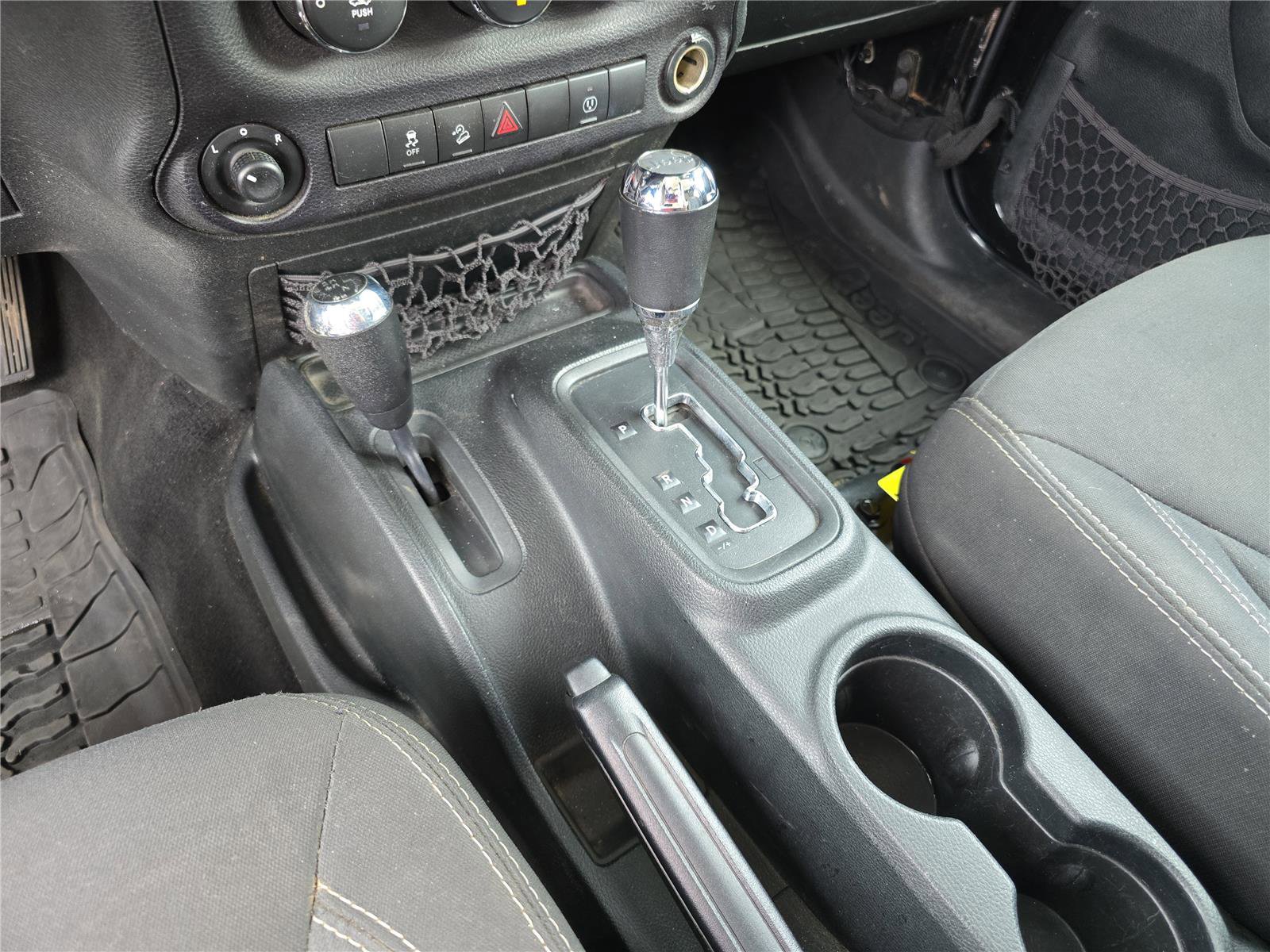 Used 2018 Jeep Wrangler Unlimited Sahara w/ Connectivity Group image 26