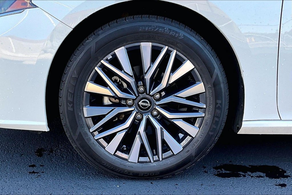 Used 2025 Nissan Altima 2.5 SV FWD image 9
