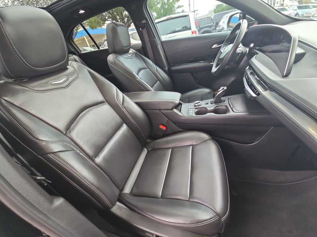 Used 2024 Cadillac XT4 Luxury w/ Cold Weather Package FWD image 10