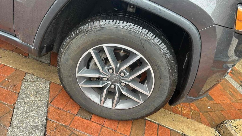 Used 2019 Jeep Grand Cherokee Limited image 12