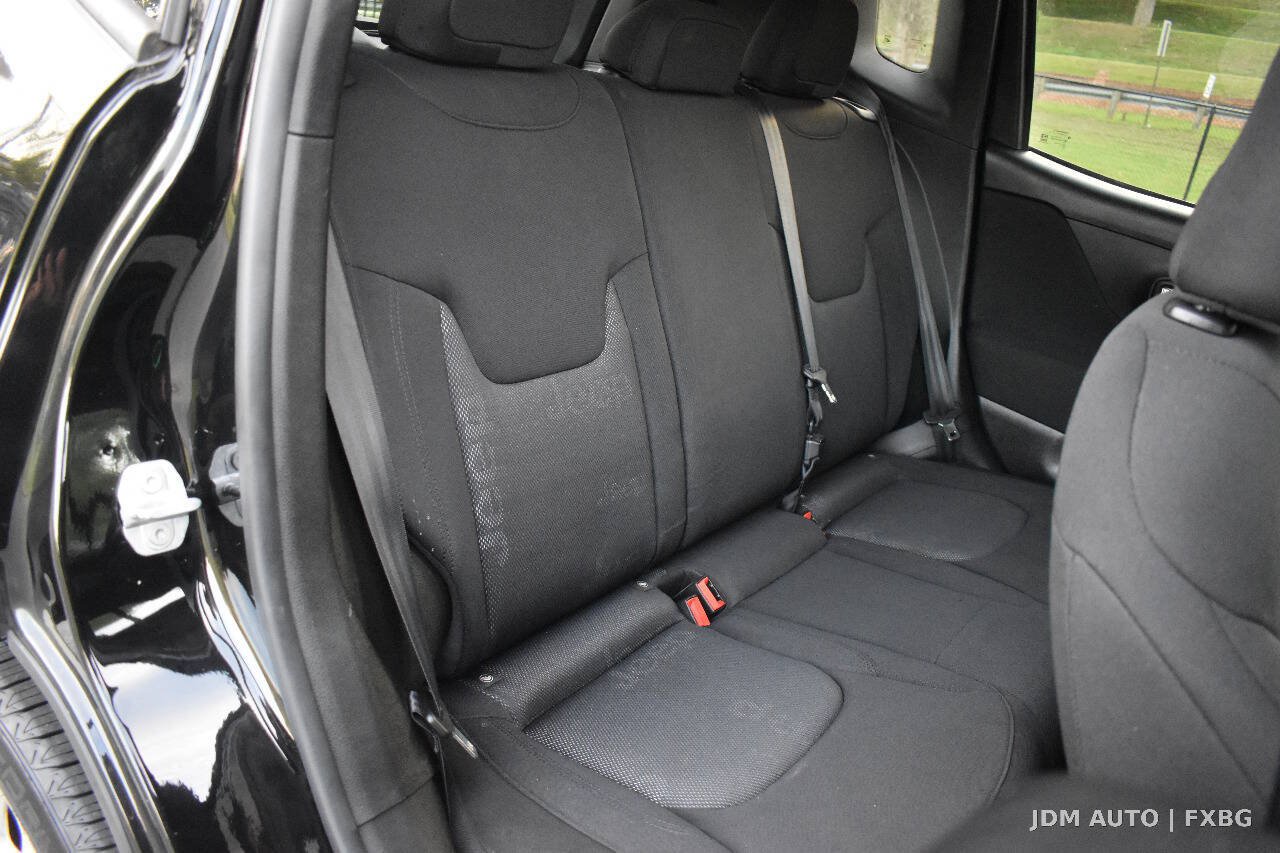 Used 2017 Jeep Renegade Latitude w/ Cold Weather Group AWD/4WD image 15