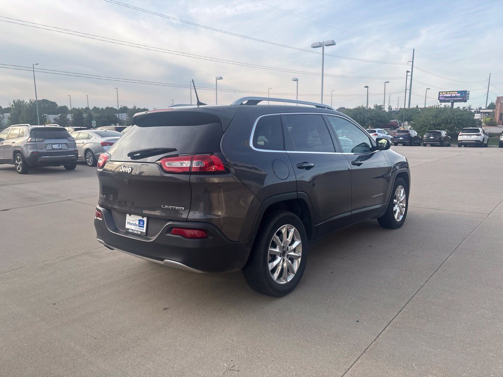 Used 2017 Jeep Cherokee Limited AWD/4WD image 5