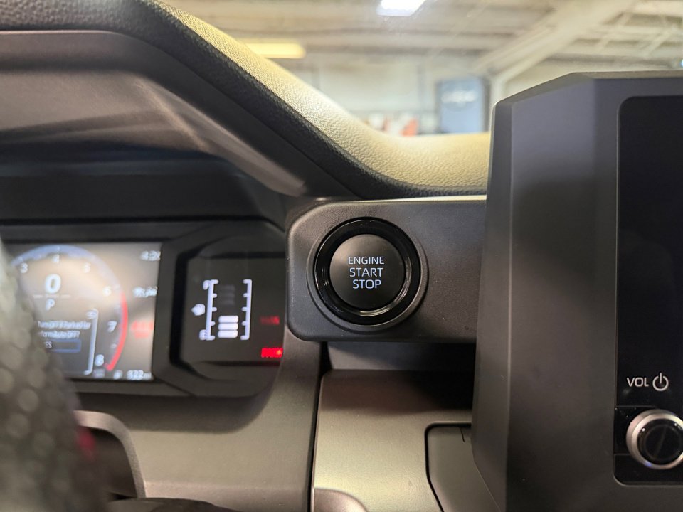 Certified 2025 Toyota Tacoma SR5 AWD/4WD image 24