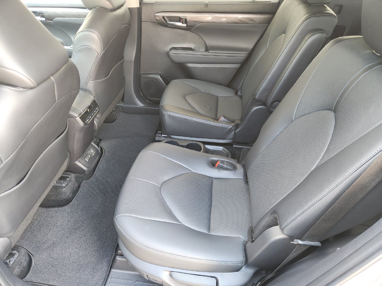 Used 2024 Toyota Highlander Limited FWD image 27