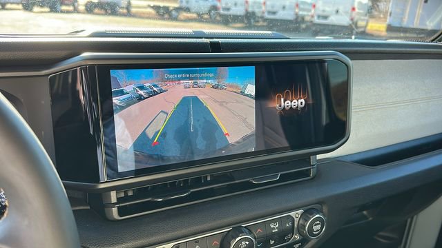 Used 2024 Jeep Wrangler Unlimited image 17