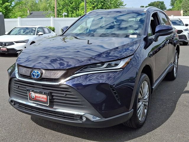 Used 2024 Toyota Venza XLE AWD/4WD image 3