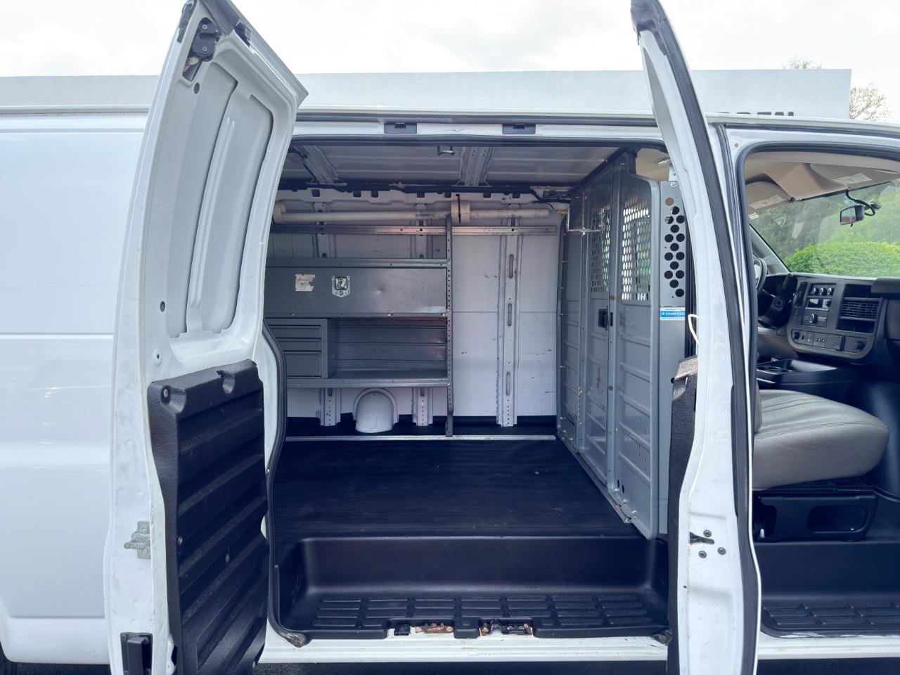 Used 2018 GMC Savana 2500 Extended RWD image 30