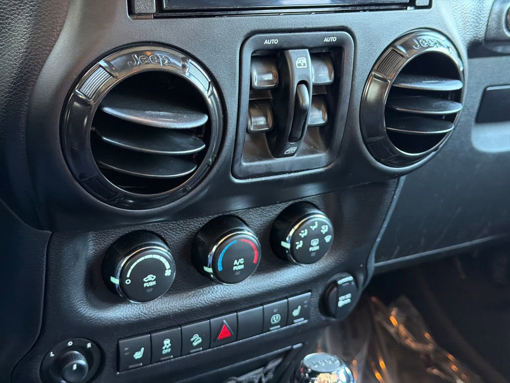 Used 2017 Jeep Wrangler Unlimited Sahara image 27