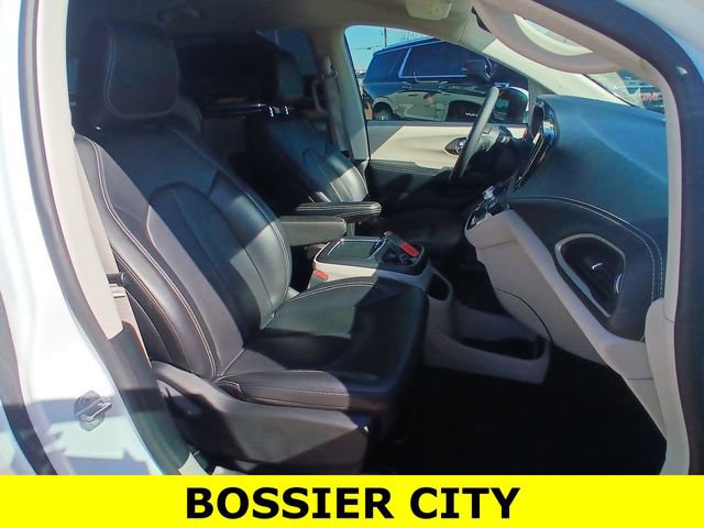 Used 2023 Chrysler Pacifica Touring-L image 27